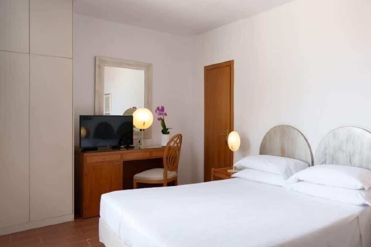 Minibar, safe på rommet, skrivebord og skrivebord for bærbar PC