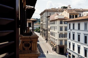 Une vue de rue avec des bâtiments, un passage piéton et un panneau de signalisation indiquant un arrêt.