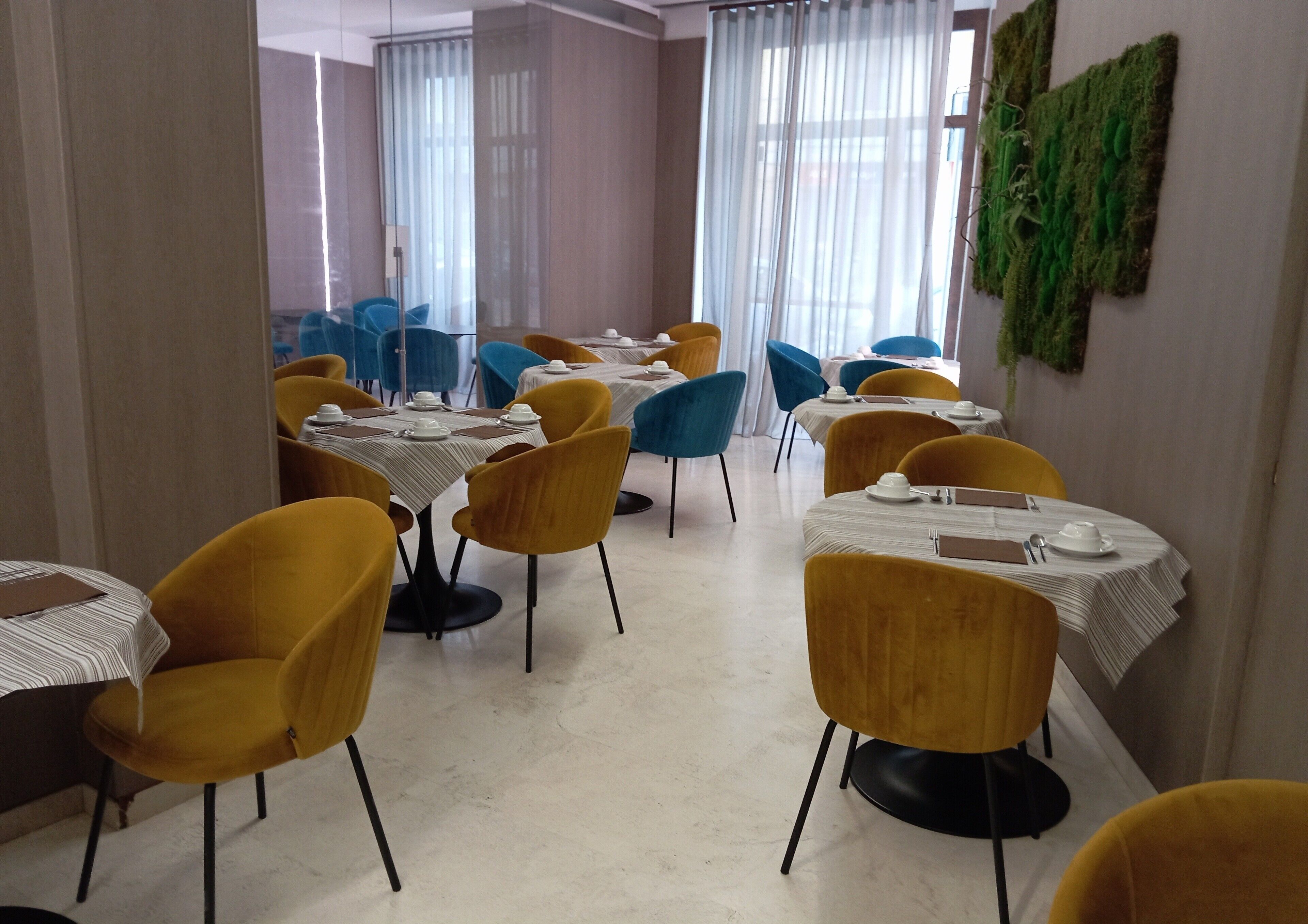 Café da manhã com buffet todos os dias (EUR 15 por pessoa) 