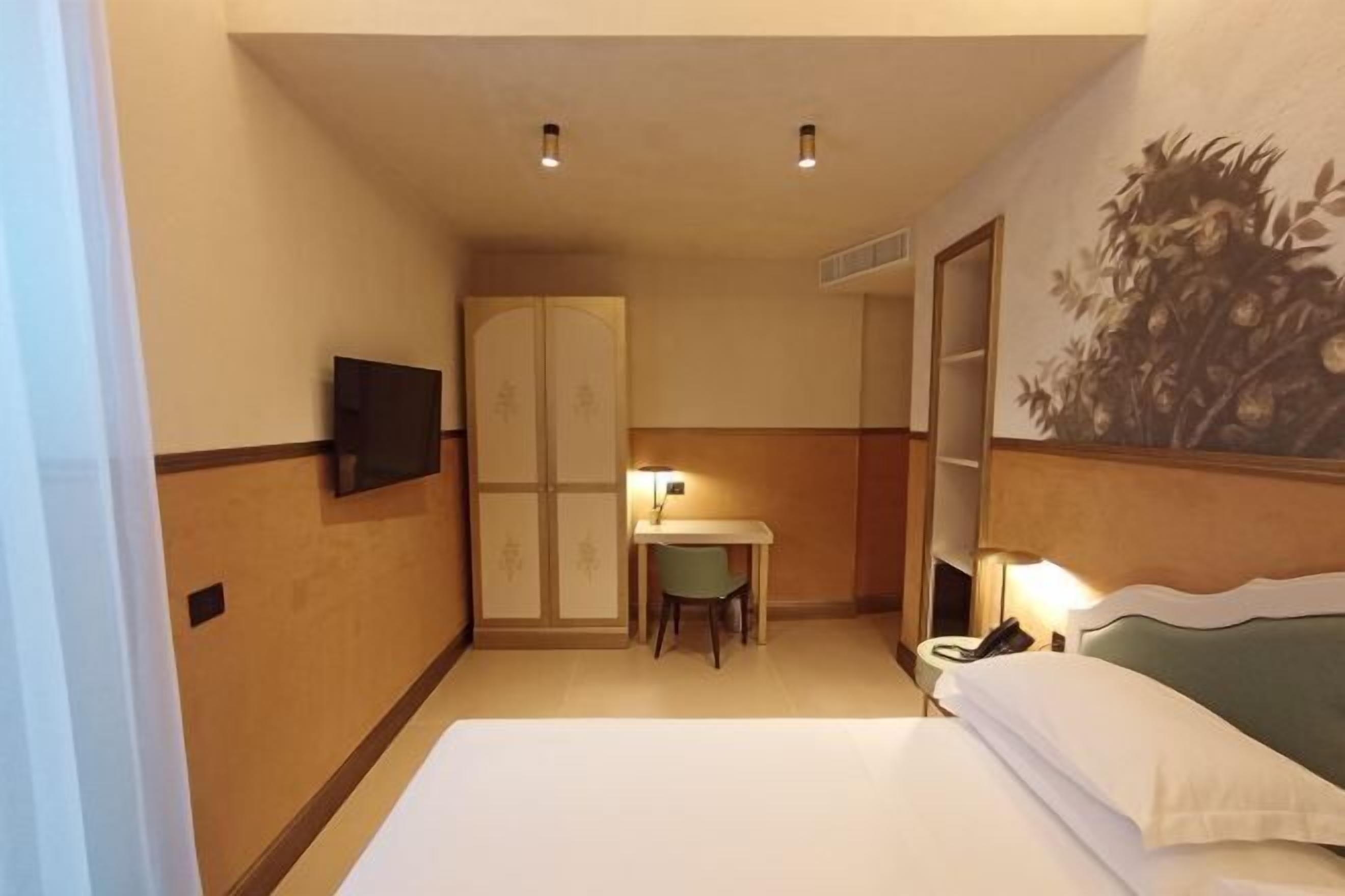 Minibar, safe på rommet, skrivebord og skrivebord for bærbar PC