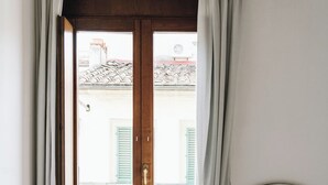 Une chambre à coucher avec un lit, un bureau avec une lampe et une chaise.