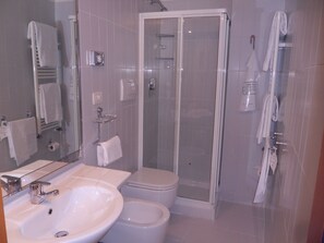 Douche, articles de toilette gratuits, sèche-cheveux, chaussons