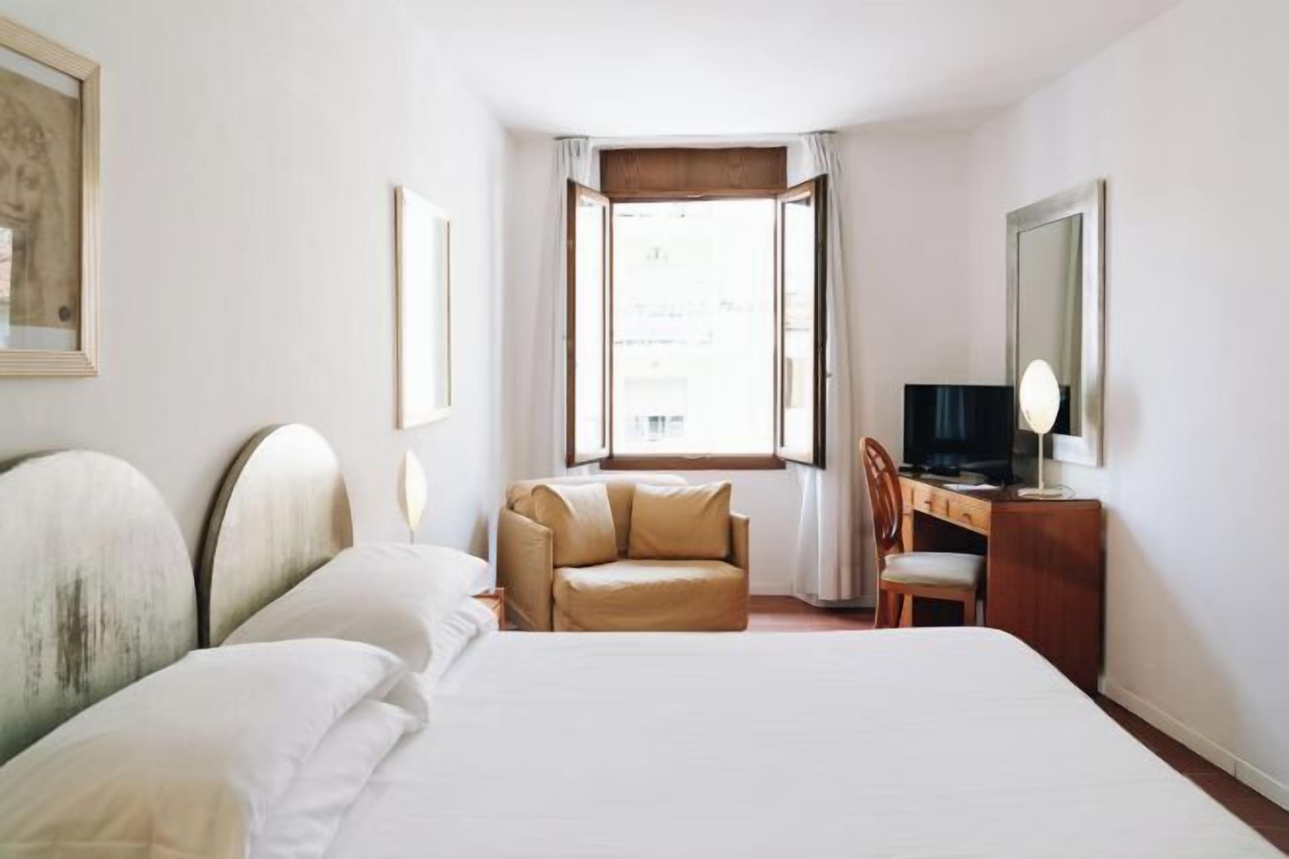 Minibar, in-room safe, desk, laptop workspace