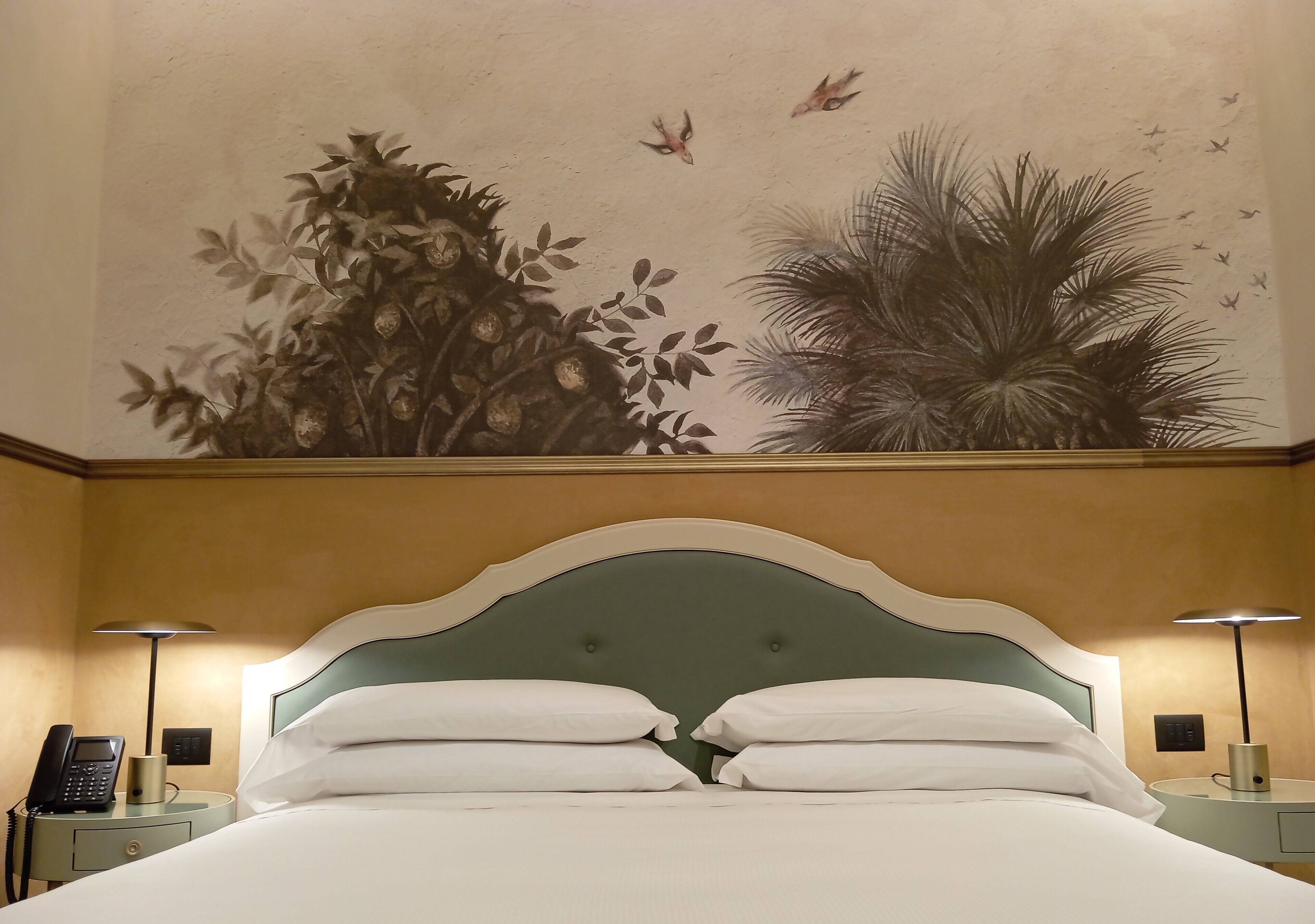 Superior Double Room - Ground Floor | Minibar, safe på rommet, skrivebord og skrivebord for bærbar PC