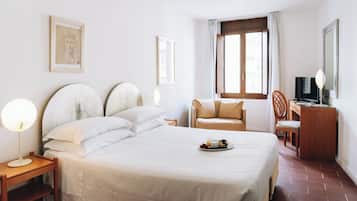 Classic trippelrum | Minibar, vÀrdeförvaringsskÄp pÄ rummet och skrivbord