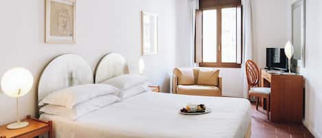 Kamar Triple Klasik | Minibar, brankas, meja kerja, dan ruang kerja ramah laptop