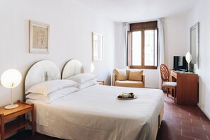 Classic Triple Room | Minibar, in-room safe, desk, laptop workspace
