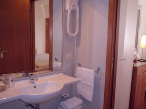 Dusj, toalettartikler (inkludert), hårføner og tøfler