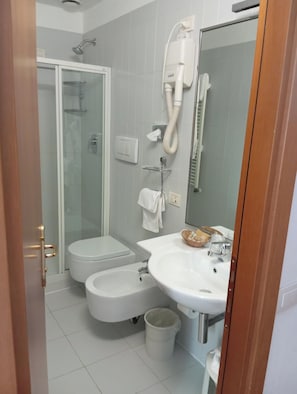 Classic Double or Twin Room, Ground Floor | Bathroom