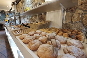 Desayuno buffet diario (EUR 14 por persona)