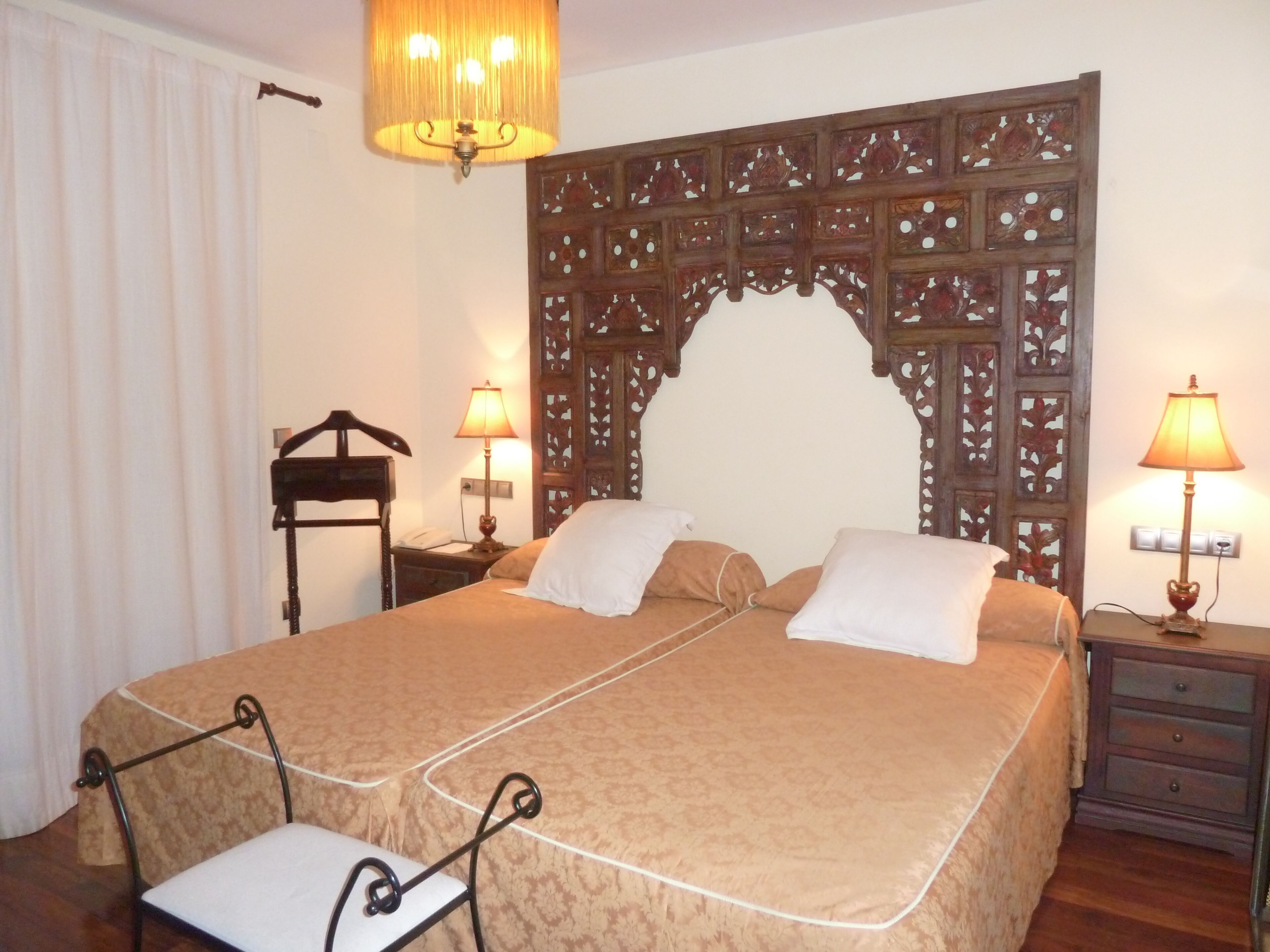 Minibar, coffres-forts dans les chambres, bureau, Wi-Fi gratuit