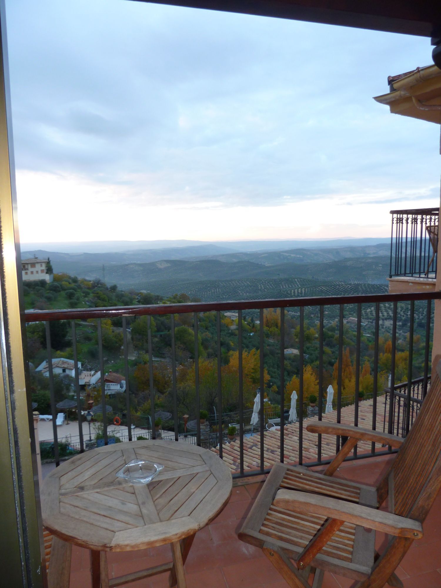 迷你吧、客房内保险箱、办公桌、免费 WiFi