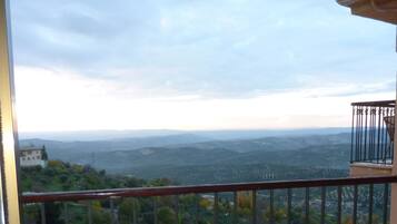 迷你吧、客房内保险箱、办公桌、免费 WiFi