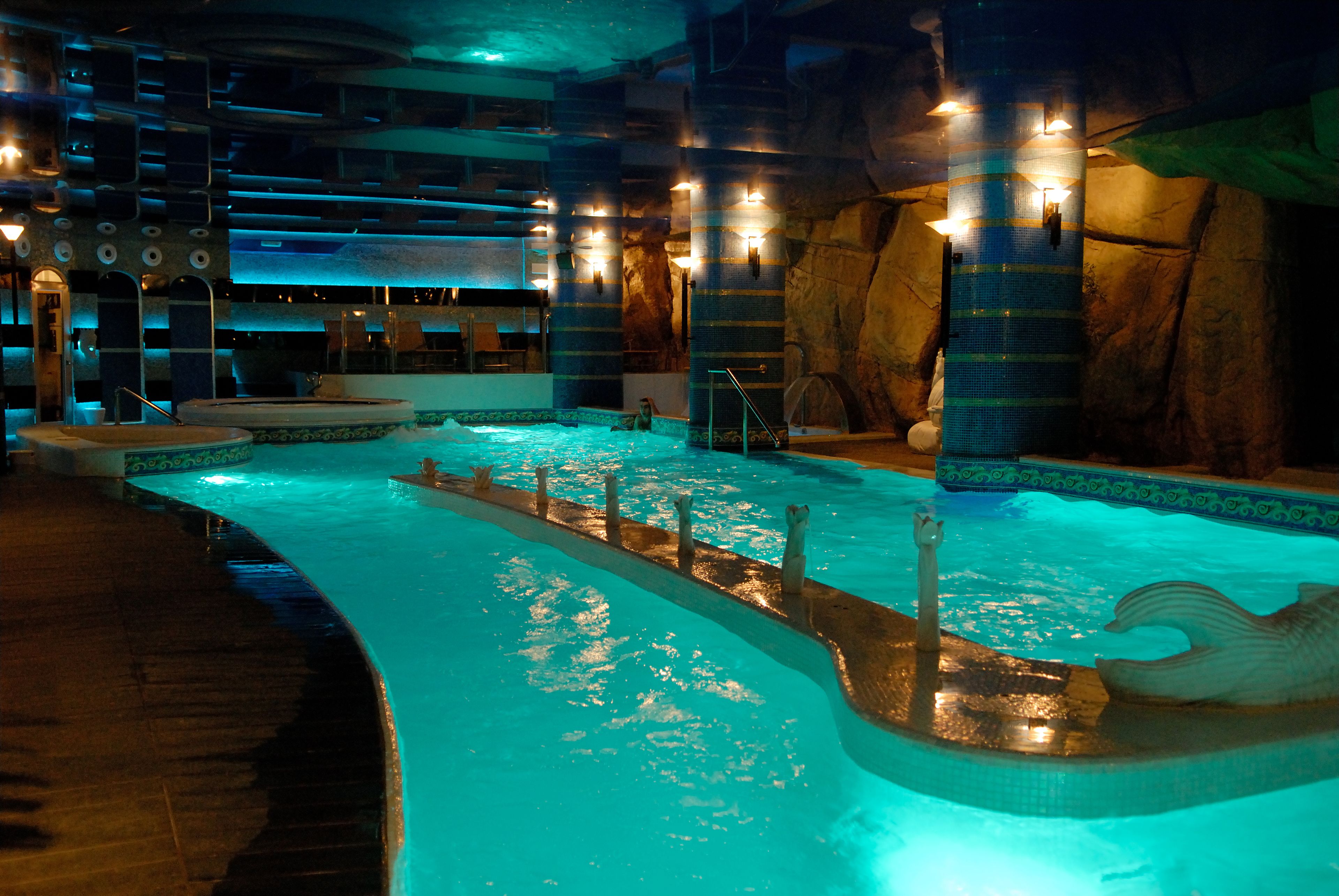 Parihoitohuone(ita), vartalohoitoja, hydroterapiaa, kuumakivihierontaa