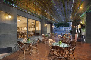 2 restaurants, breakfast served