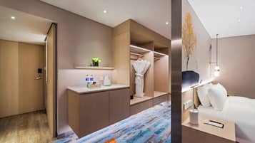Deluxe Room, 1 King Bed | Minibar, in-room safe, desk, blackout drapes