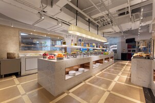 2 restaurantes, se sirve desayuno 