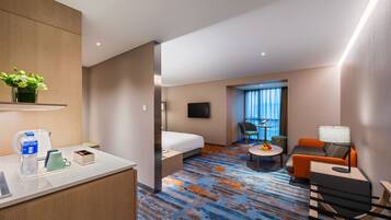 Deluxe Room, 1 King Bed | Minibar, in-room safe, desk, blackout drapes