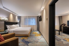 Deluxe Suite | Minibar, in-room safe, desk, blackout curtains