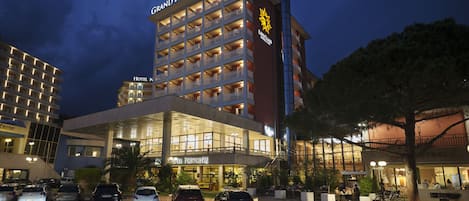 Voorkant accommodatie - avond/nacht