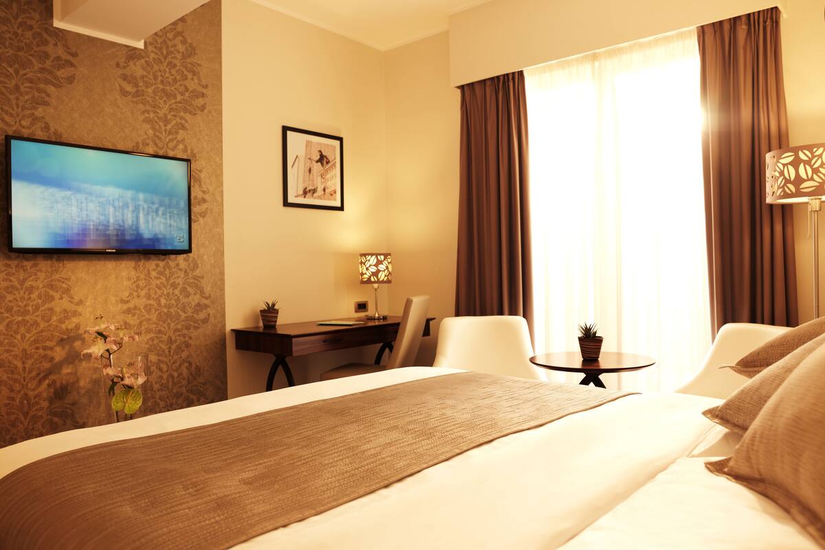 Hypo-allergenic bedding, minibar, in-room safe, desk