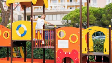 Área de juegos infantiles al aire libre