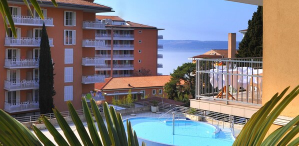 2 kolam renang tertutup, kolam renang terbuka