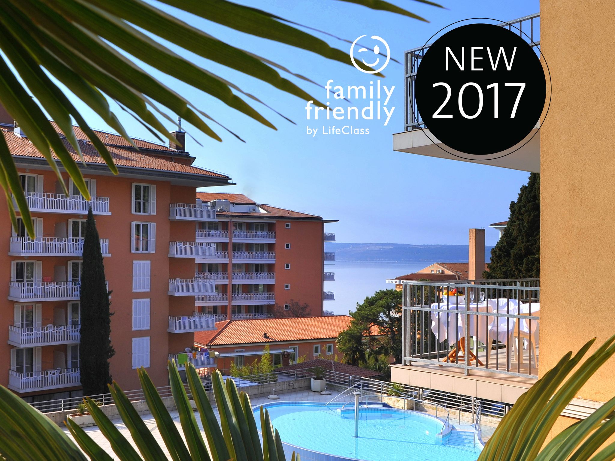 Un hotel con piscina, balconi e vista sul mare.