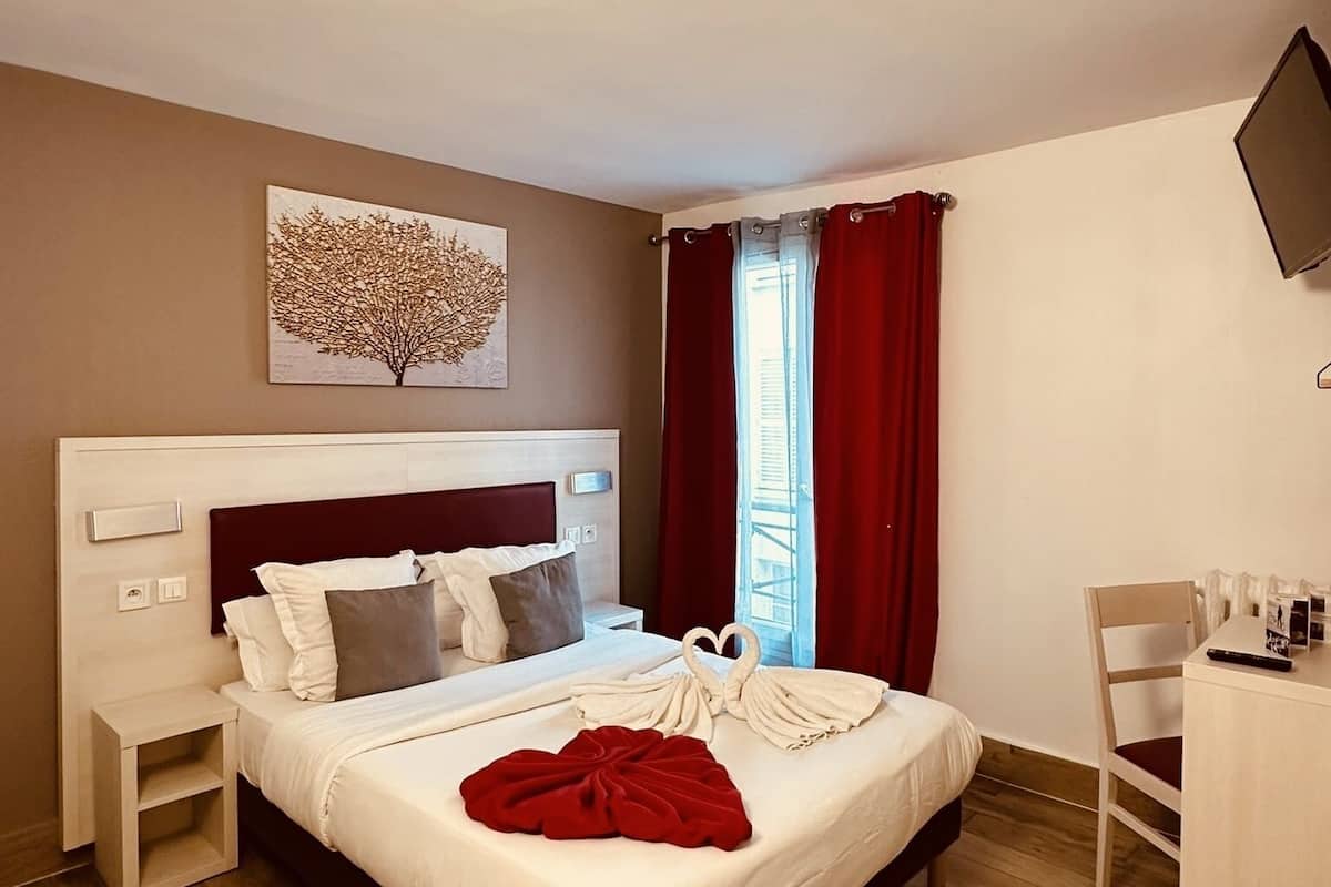 Tweepersoonskamer | Een bureau, gratis wifi, beddengoed