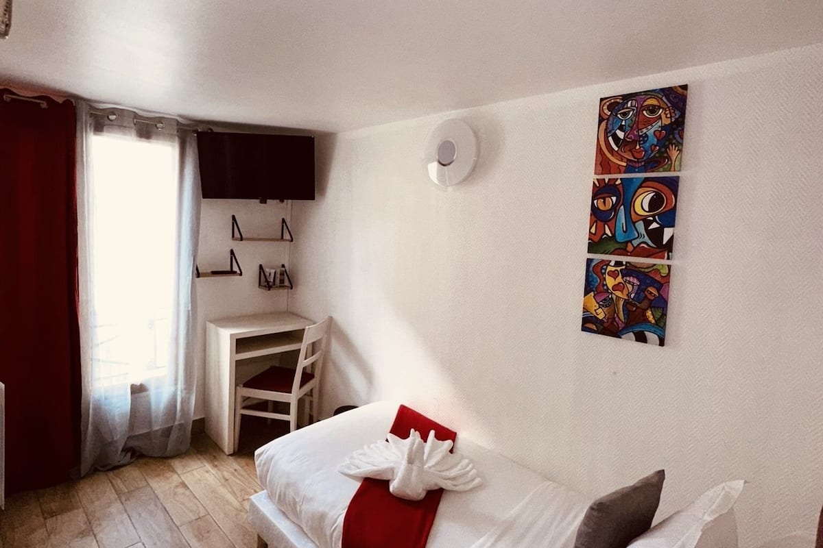 Eenpersoonskamer | Een bureau, gratis wifi, beddengoed