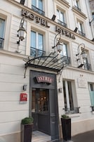 Entrada de un hotel con un letrero que dice "HOTEL ISTRIA" y una puerta con la etiqueta "H".