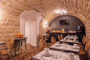 朝食 (ビュッフェ)、毎日提供 (1 名様 13 EUR)