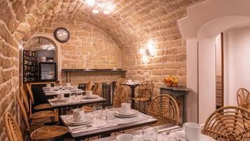 Petit déjeuner buffet (13 EUR par personne)