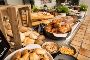 Daily buffet breakfast for a fee