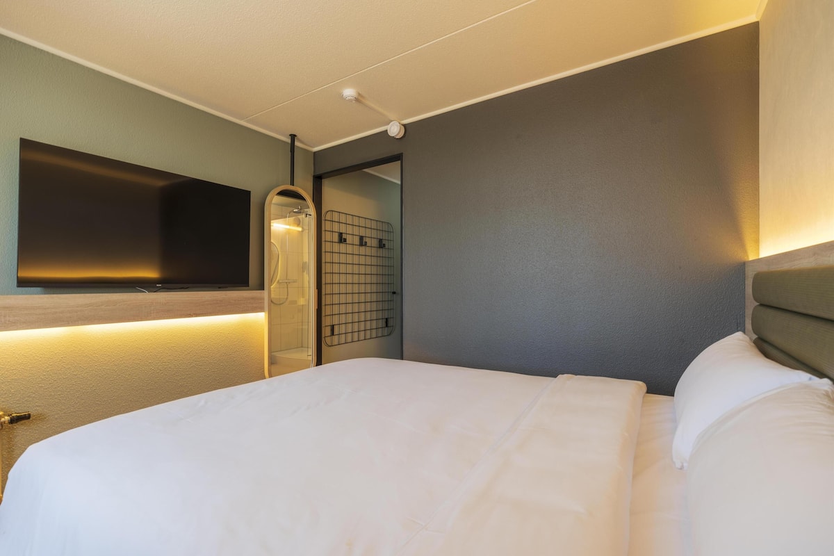 Escrivaninha, quartos à prova de som, Wi-Fi de cortesia, roupa de cama