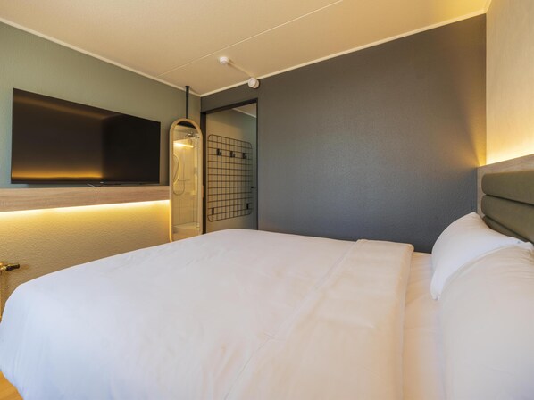 Desk, soundproofing, WiFi (free), bed sheets