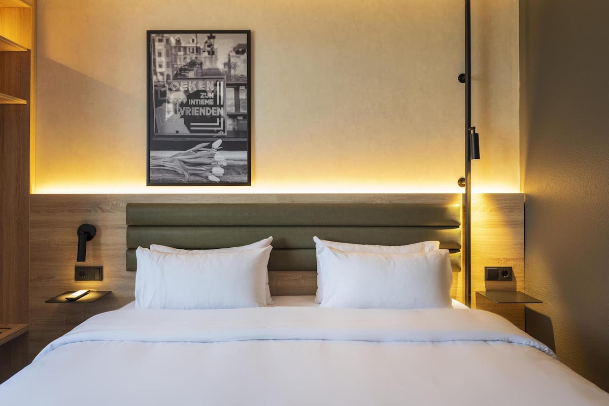Escrivaninha, quartos à prova de som, Wi-Fi de cortesia, roupa de cama