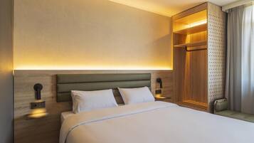Desk, soundproofing, free WiFi, bed sheets