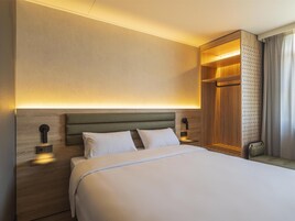 Desk, soundproofing, WiFi (free), bed sheets