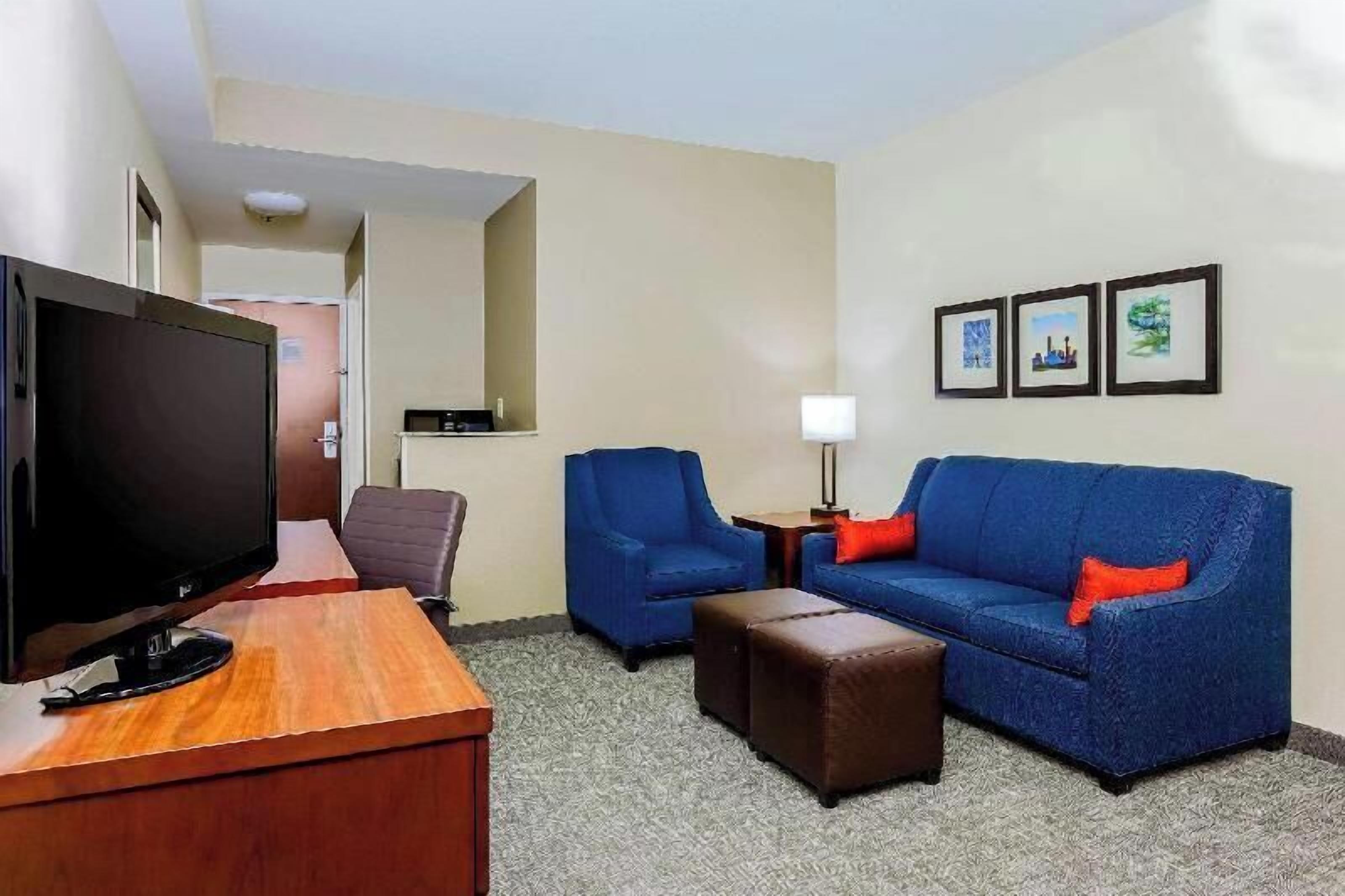 Living area | 32-inch flat-screen TV with cable channels, TV