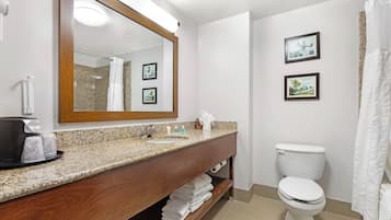 Baignoire relaxante profonde, articles de toilette gratuits