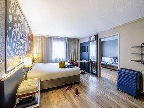 Suite familiar, 1 cama matrimonial y sofá cama | Escritorio, insonorización, wifi gratis y ropa de cama 