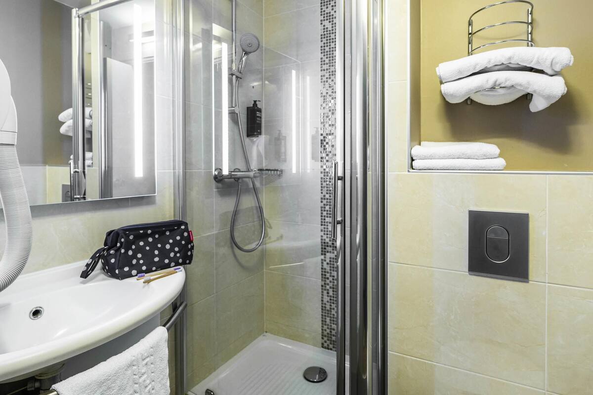 standard suite, 2 double beds | desk, soundproofing, free wifi, bed sheets