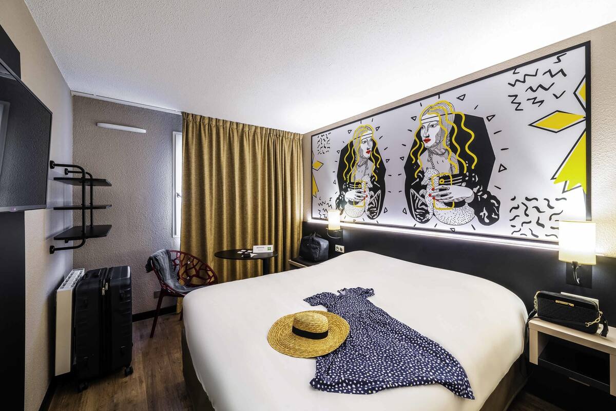 standard suite, 2 double beds | desk, soundproofing, free wifi, bed sheets