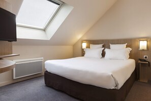 Skrivebord, blendingsgardiner, lydisolert og strykejern/-brett