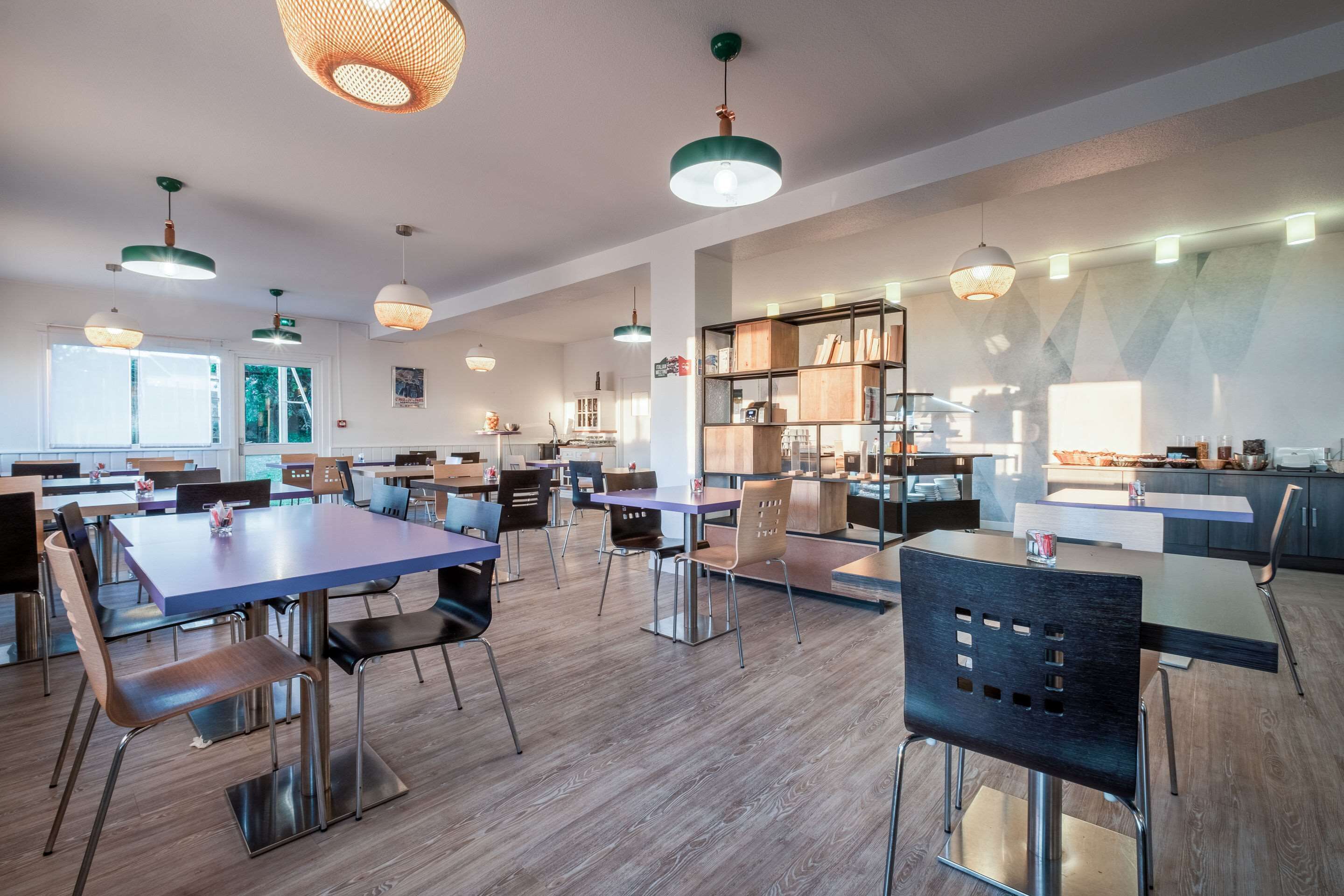 Petit déjeuner buffet (12 EUR par personne)