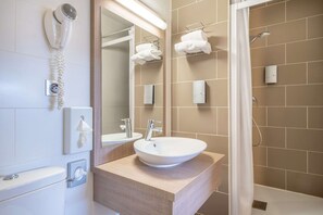Free toiletries, hair dryer, towels - Comfort Hotel Linas Montlhery (Linas)