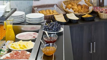 Petit déjeuner buffet (12 EUR par personne)