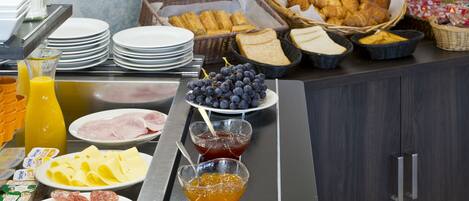 Tägliches Frühstücksbuffet (12 EUR pro Person)