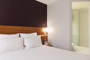 Standard Double Non Smoking | Desk, blackout drapes, soundproofing, iron/ironing board - Comfort Hotel Linas Montlhery (Linas)